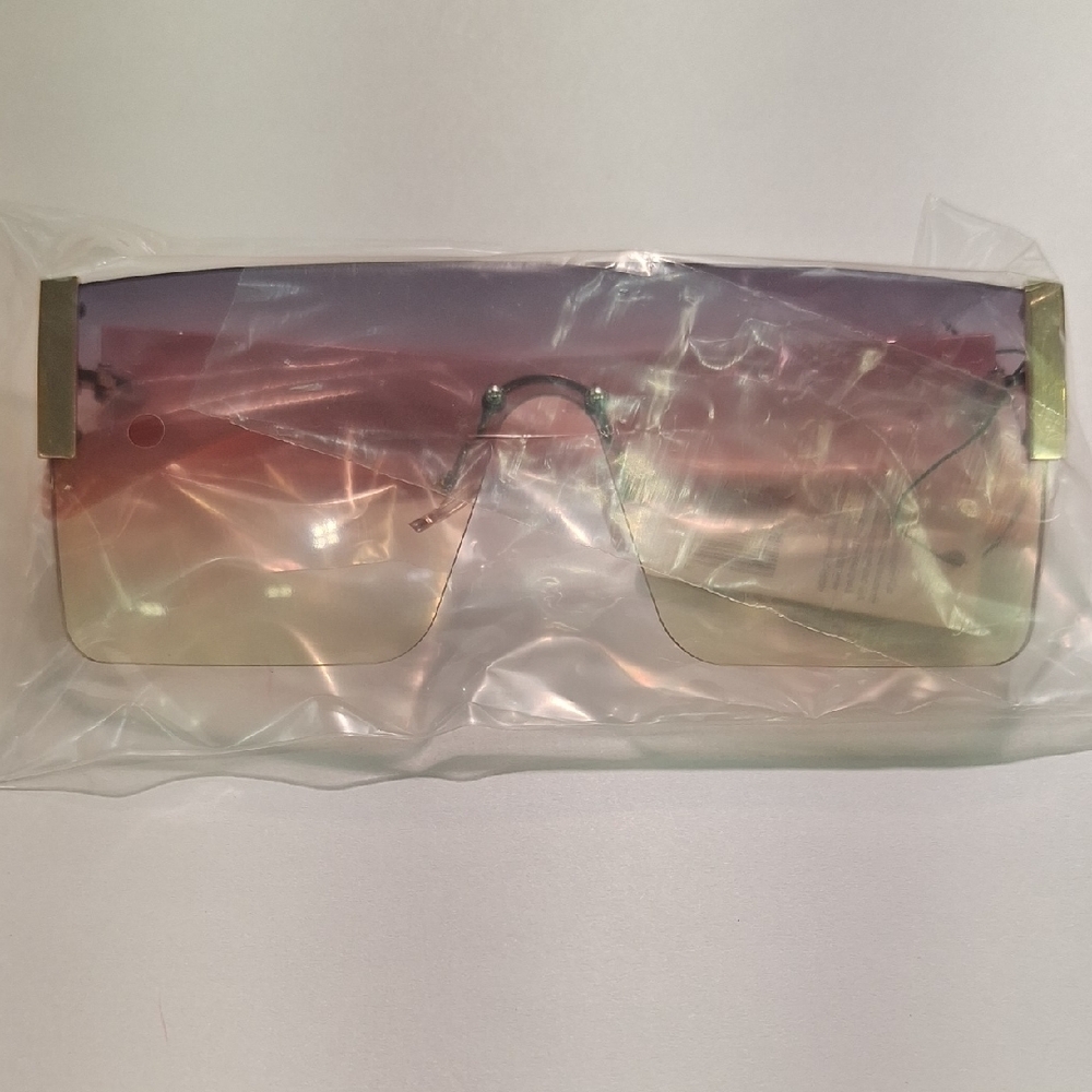 Gradient Oversized Sunglasses with Gold Accents - Picture 3 of 3